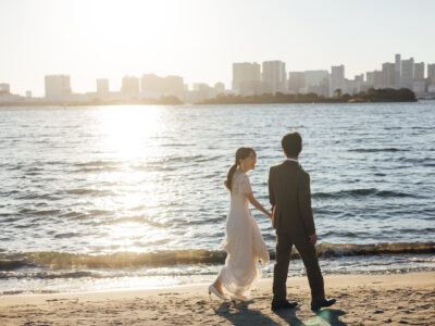 海辺を歩く新郎新婦