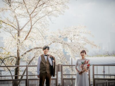 桜と新郎新婦