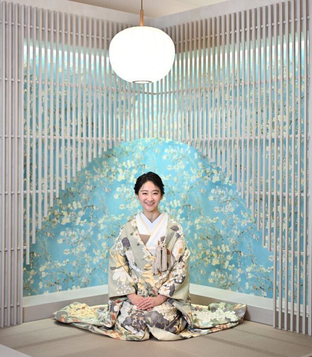 横浜店の大人の和装スタジオフォト🤎🤍

メインのモダン茶室は、珍しいブルーウォール。
定番の本格茶室で撮影されたい方は、三溪園や旧横溝家住宅などがおススメですが、他とは違ったモダンでオシャレな雰囲気で撮影されたい方は、ブルーウォールのスタジオ和装がお勧めです🩵🪻

その他にも、クラシカルドアや、グリーンウォール、リゾートアーチなど、撮影スポットが盛りだくさん🦜

2025年1月にオープンしたばかりの真新しいスタジオで、ウェディングフォト撮りませんか？

洋装と和装の両方で撮影をご検討中の方は、洋装はスタジオ、和装はロケーションのパターン、もしくは和装をスタジオで撮影し、洋装をお好きなロケ地で撮影するコンビネーションプランもお勧めしております。

コンビネーションプランは2点目のデータも50%OFFになるのでお🉐❣️

お気軽にご相談下さいませ♪

無料相談会、受付スタートしました🌿
ご来店もしくはオンライン相談のどちらもお選び頂けます。
ご試着体験付きの相談会が特に人気です☺️

新店舗でのウェディングフォトを、皆様のご期待にお応え出来るように最高のご提案と共にお出迎え致します。☺️

ウェディングアベニュー表参道 南青山店
ウェディングアベニュー横浜店
ウェディングアベニュー大阪 心斎橋店
ウェディングアベニュー名古屋 新栄店
ザ・スカイウェディング名古屋 矢場町店

当店のコンセプトは、「圧倒的にオシャレで、圧倒的にリーズナブルで、圧倒的にナチュラル」

DESIGN × REOSONABLE × NATURAL

#前撮りスタジオNewopen!
#ウェディングアベニュー横浜店
#コンセプトはリゾート🏝️

#一生に一度の結婚写真
#撮影は2人にとって大切な結婚式

30年後も色褪せない結婚写真を。

wedding ave.®︎
DESIGN×RESONABLE×NATURAL

#ふたりらしい結婚写真
#ふたりだけのフォトウェディング

#横浜前撮り
#前撮り横浜

#前撮り東京
#前撮り大阪
#前撮り名古屋
#前撮り神戸

#スタジオ前撮り #スタジオ撮影
#2025夏婚 #2025秋紺
#前撮り洋装 #前撮りレポ #花嫁ヘア #前撮り準備 #フォトウェディング人気

#フォトウェディング横浜
#フォトウェディング東京
#フォトウェディング大阪
#フォトウェディング神戸
#フォトウェディング名古屋

#横浜フォトウェディング
#結婚写真横浜

#ウェディングアベニュー