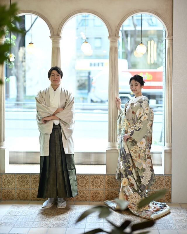 横浜店の大人の和装スタジオフォト🤎🤍

メインのモダン茶室は、珍しいブルーウォール。
定番の本格茶室で撮影されたい方は、三溪園や旧横溝家住宅などがおススメですが、他とは違ったモダンでオシャレな雰囲気で撮影されたい方は、ブルーウォールのスタジオ和装がお勧めです🩵🪻

その他にも、クラシカルドアや、グリーンウォール、リゾートアーチなど、撮影スポットが盛りだくさん🦜

2025年1月にオープンしたばかりの真新しいスタジオで、ウェディングフォト撮りませんか？

洋装と和装の両方で撮影をご検討中の方は、洋装はスタジオ、和装はロケーションのパターン、もしくは和装をスタジオで撮影し、洋装をお好きなロケ地で撮影するコンビネーションプランもお勧めしております。

コンビネーションプランは2点目のデータも50%OFFになるのでお🉐❣️

お気軽にご相談下さいませ♪

無料相談会、受付スタートしました🌿
ご来店もしくはオンライン相談のどちらもお選び頂けます。
ご試着体験付きの相談会が特に人気です☺️

新店舗でのウェディングフォトを、皆様のご期待にお応え出来るように最高のご提案と共にお出迎え致します。☺️

ウェディングアベニュー表参道 南青山店
ウェディングアベニュー横浜店
ウェディングアベニュー大阪 心斎橋店
ウェディングアベニュー名古屋 新栄店
ザ・スカイウェディング名古屋 矢場町店

当店のコンセプトは、「圧倒的にオシャレで、圧倒的にリーズナブルで、圧倒的にナチュラル」

DESIGN × REOSONABLE × NATURAL

#前撮りスタジオNewopen!
#ウェディングアベニュー横浜店
#コンセプトはリゾート🏝️

#一生に一度の結婚写真
#撮影は2人にとって大切な結婚式

30年後も色褪せない結婚写真を。

wedding ave.®︎
DESIGN×RESONABLE×NATURAL

#ふたりらしい結婚写真
#ふたりだけのフォトウェディング

#横浜前撮り
#前撮り横浜

#前撮り東京
#前撮り大阪
#前撮り名古屋
#前撮り神戸

#スタジオ前撮り #スタジオ撮影
#2025夏婚 #2025秋紺
#前撮り洋装 #前撮りレポ #花嫁ヘア #前撮り準備 #フォトウェディング人気

#フォトウェディング横浜
#フォトウェディング東京
#フォトウェディング大阪
#フォトウェディング神戸
#フォトウェディング名古屋

#横浜フォトウェディング
#結婚写真横浜

#ウェディングアベニュー