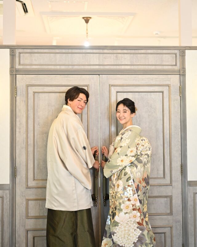 横浜店の大人の和装スタジオフォト🤎🤍

メインのモダン茶室は、珍しいブルーウォール。
定番の本格茶室で撮影されたい方は、三溪園や旧横溝家住宅などがおススメですが、他とは違ったモダンでオシャレな雰囲気で撮影されたい方は、ブルーウォールのスタジオ和装がお勧めです🩵🪻

その他にも、クラシカルドアや、グリーンウォール、リゾートアーチなど、撮影スポットが盛りだくさん🦜

2025年1月にオープンしたばかりの真新しいスタジオで、ウェディングフォト撮りませんか？

洋装と和装の両方で撮影をご検討中の方は、洋装はスタジオ、和装はロケーションのパターン、もしくは和装をスタジオで撮影し、洋装をお好きなロケ地で撮影するコンビネーションプランもお勧めしております。

コンビネーションプランは2点目のデータも50%OFFになるのでお🉐❣️

お気軽にご相談下さいませ♪

無料相談会、受付スタートしました🌿
ご来店もしくはオンライン相談のどちらもお選び頂けます。
ご試着体験付きの相談会が特に人気です☺️

新店舗でのウェディングフォトを、皆様のご期待にお応え出来るように最高のご提案と共にお出迎え致します。☺️

ウェディングアベニュー表参道 南青山店
ウェディングアベニュー横浜店
ウェディングアベニュー大阪 心斎橋店
ウェディングアベニュー名古屋 新栄店
ザ・スカイウェディング名古屋 矢場町店

当店のコンセプトは、「圧倒的にオシャレで、圧倒的にリーズナブルで、圧倒的にナチュラル」

DESIGN × REOSONABLE × NATURAL

#前撮りスタジオNewopen!
#ウェディングアベニュー横浜店
#コンセプトはリゾート🏝️

#一生に一度の結婚写真
#撮影は2人にとって大切な結婚式

30年後も色褪せない結婚写真を。

wedding ave.®︎
DESIGN×RESONABLE×NATURAL

#ふたりらしい結婚写真
#ふたりだけのフォトウェディング

#横浜前撮り
#前撮り横浜

#前撮り東京
#前撮り大阪
#前撮り名古屋
#前撮り神戸

#スタジオ前撮り #スタジオ撮影
#2025夏婚 #2025秋紺
#前撮り洋装 #前撮りレポ #花嫁ヘア #前撮り準備 #フォトウェディング人気

#フォトウェディング横浜
#フォトウェディング東京
#フォトウェディング大阪
#フォトウェディング神戸
#フォトウェディング名古屋

#横浜フォトウェディング
#結婚写真横浜

#ウェディングアベニュー