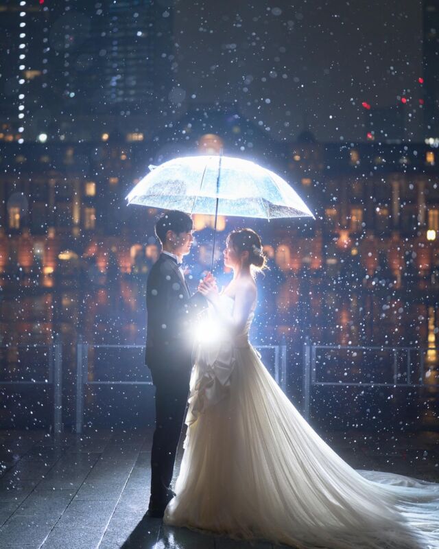 ＊雨の中の幻想的なウェディングフォト。

雨音が紡ぐ、ふたりだけの世界に。

雨が描く、美しいウェディングフォトを、ウェディングアベニューから贈ります。＊

ご相談予約は、ホームページからご予約頂けます。ご試着体験付きの相談会が特に人気です。
プロフィールのリンクボタンより最寄りのスタジオにご相談下さい。

ウェディングアベニュー表参道 南青山店
ウェディングアベニュー横浜店
ウェディングアベニュー大阪 心斎橋店
ウェディングアベニュー名古屋 新栄店
ザ・スカイウェディング名古屋 矢場町店

当店のコンセプトは、「圧倒的にオシャレで、圧倒的にリーズナブルで、圧倒的にナチュラル」

DESIGN × REOSONABLE × NATURAL

#雨の前撮り
#雨の日の前撮り

#一生に一度の結婚写真
#撮影は2人にとって大切な結婚式

30年後も色褪せない結婚写真を。

wedding ave.®︎
DESIGN×RESONABLE×NATURAL

#ふたりらしい結婚写真
#ふたりだけのフォトウェディング

#前撮り東京
#前撮り横浜
#前撮り大阪
#前撮り名古屋
#前撮り神戸

#前撮り雨の日
#東京駅前撮り
#前撮り東京駅
#東京駅フォトウェディング
#2025秋婚 #2025秋冬紺
#前撮り洋装 #前撮りレポ
#前撮り準備 #フォトウェディング人気

#フォトウェディング横浜
#フォトウェディング東京
#フォトウェディング大阪
#フォトウェディング神戸
#フォトウェディング名古屋

#ウェディングアベニュー
